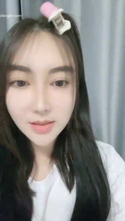 难得一见的广州学生妹子，才艺表演 会弹吉他清唱还很好听，如果她不暴漏出自己的下体 还是处女 截图1