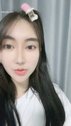 难得一见的广州学生妹子，才艺表演 会弹吉他清唱还很好听，如果她不暴漏出自己的下体 还是处女 截图3