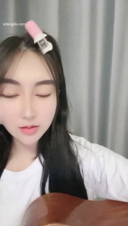 难得一见的广州学生妹子，才艺表演 会弹吉他清唱还很好听，如果她不暴漏出自己的下体 还是处女 截图4