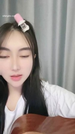 难得一见的广州学生妹子，才艺表演 会弹吉他清唱还很好听，如果她不暴漏出自己的下体 还是处女 截图5