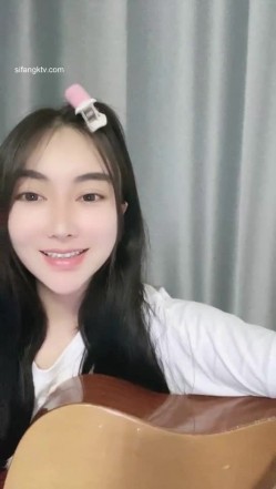 难得一见的广州学生妹子，才艺表演 会弹吉他清唱还很好听，如果她不暴漏出自己的下体 还是处女 截图7