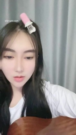 难得一见的广州学生妹子，才艺表演 会弹吉他清唱还很好听，如果她不暴漏出自己的下体 还是处女 截图8