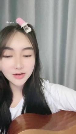 难得一见的广州学生妹子，才艺表演 会弹吉他清唱还很好听，如果她不暴漏出自己的下体 还是处女 截图9