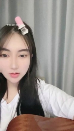 难得一见的广州学生妹子，才艺表演 会弹吉他清唱还很好听，如果她不暴漏出自己的下体 还是处女 截图11