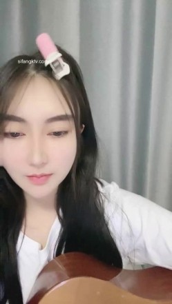 难得一见的广州学生妹子，才艺表演 会弹吉他清唱还很好听，如果她不暴漏出自己的下体 还是处女 截图12