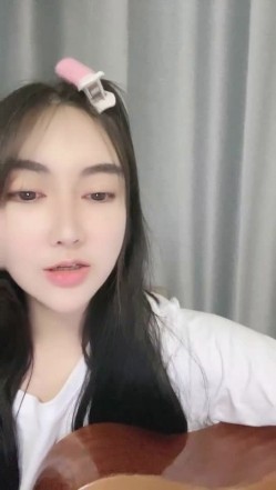 难得一见的广州学生妹子，才艺表演 会弹吉他清唱还很好听，如果她不暴漏出自己的下体 还是处女 截图14