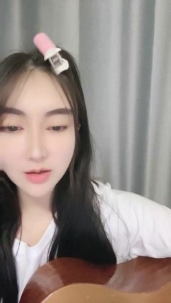难得一见的广州学生妹子，才艺表演 会弹吉他清唱还很好听，如果她不暴漏出自己的下体 还是处女 截图15