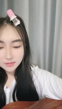 难得一见的广州学生妹子，才艺表演 会弹吉他清唱还很好听，如果她不暴漏出自己的下体 还是处女 截图16