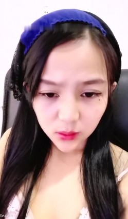清纯宝妈♥小蝴蝶♥，奶水有点涨，挤奶水，香醇可口，刚生完孩子性欲强烈，手指扣淫穴白浆阴液不停往外冒，爽飞去！ 截图3