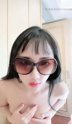 极品模特『小乳猪』酒店和摄影师啪啪 射了两炮姨妈血都干出来了 截图7
