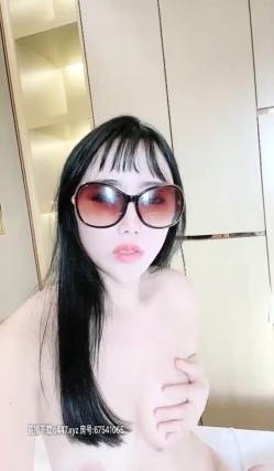 极品模特『小乳猪』酒店和摄影师啪啪 射了两炮姨妈血都干出来了 截图14