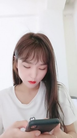 清纯系少妇欲望沦陷，展示好身材自慰骚穴沦陷在小哥的抽插快感中，口交大鸡巴69舔逼各种爆草，特写展示骚穴 截图1
