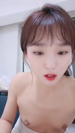 清纯系少妇欲望沦陷，展示好身材自慰骚穴沦陷在小哥的抽插快感中，口交大鸡巴69舔逼各种爆草，特写展示骚穴 截图3