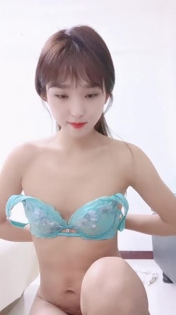 清纯系少妇欲望沦陷，展示好身材自慰骚穴沦陷在小哥的抽插快感中，口交大鸡巴69舔逼各种爆草，特写展示骚穴 截图6