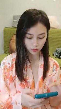 极品高颜冷艳御姐，反差小妈感女主播「金刚护撸娃」「小奶猫」激情淫语撩骚，和姐妹下海大秀，互舔互口假鸡巴互插 截图9