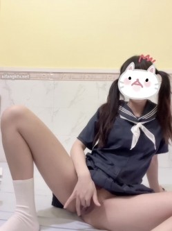 青春无敌 极品身材高冷美少女【万瑜童】私拍，裸舞 紫薇 啪啪 你的女神背后都会有个玩肏她的男人 截图2