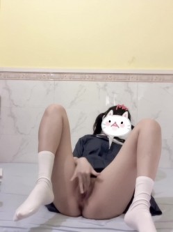 青春无敌 极品身材高冷美少女【万瑜童】私拍，裸舞 紫薇 啪啪 你的女神背后都会有个玩肏她的男人 截图13