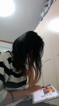 极品长腿反差型清纯露脸小姐姐重金私人定制 家中各种羞耻行为自拍~抠了一手粘液 截图1