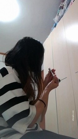 极品长腿反差型清纯露脸小姐姐重金私人定制 家中各种羞耻行为自拍~抠了一手粘液 截图2
