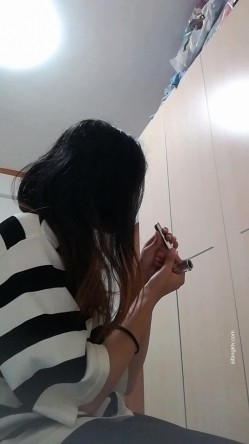 极品长腿反差型清纯露脸小姐姐重金私人定制 家中各种羞耻行为自拍~抠了一手粘液 截图3