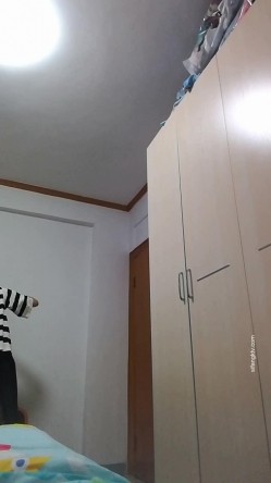 极品长腿反差型清纯露脸小姐姐重金私人定制 家中各种羞耻行为自拍~抠了一手粘液 截图4