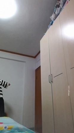 极品长腿反差型清纯露脸小姐姐重金私人定制 家中各种羞耻行为自拍~抠了一手粘液 截图5
