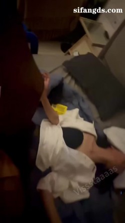 顶级约炮大神【Vissstaaaas】多位母狗露脸爆操，不穿内裤的包臀裙母狗，主动送上门，艳舞开场，掀起裙子直接干 截图2