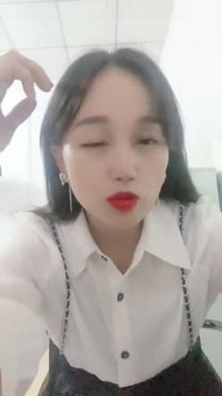 村花的快乐田园生活，【甜甜小少妇】，抖音没做起来，就到乡村小道旁，跳蛋塞穴，紧张刺激又爽到喷水 截图2