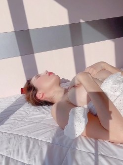 绝美翘乳梦幻女神 【辛尤里】国庆强档最新私拍流出 超美诱惑 啪啪玩穴 截图2