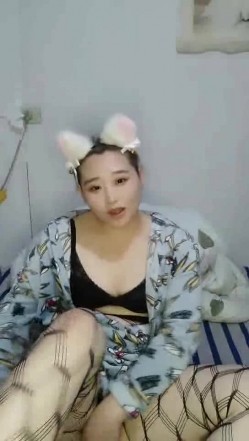 风骚良家露脸刚起来就要伺候大哥，口交大鸡巴被大哥压在身下无套疯狂输出，直接内射给狼友看精液流出真刺激 截图4