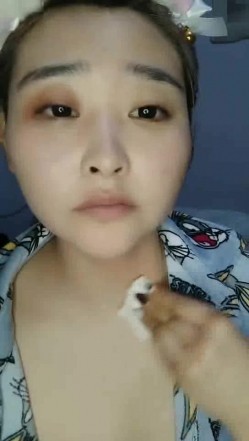风骚良家露脸刚起来就要伺候大哥，口交大鸡巴被大哥压在身下无套疯狂输出，直接内射给狼友看精液流出真刺激 截图14