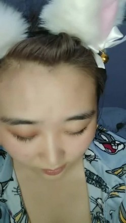 风骚良家露脸刚起来就要伺候大哥，口交大鸡巴被大哥压在身下无套疯狂输出，直接内射给狼友看精液流出真刺激 截图16