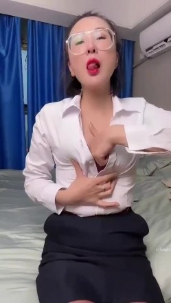 快手颜值骚少妇【文嫂夫人】黑丝假屌自慰，淫语调教，户外露出，户外自慰 截图3