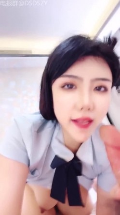 高颜值姐妹花车模「莎莎」带闺蜜和榜一大哥3P深入交流，两个大长腿轮流坐屌，骚话连连，后入打桩边干边喷 截图6