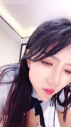 高颜值姐妹花车模「莎莎」带闺蜜和榜一大哥3P深入交流，两个大长腿轮流坐屌，骚话连连，后入打桩边干边喷 截图15