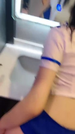 高颜值风骚学妹制服诱惑露脸被小哥蹂躏，揉奶抠逼玩弄口交大鸡巴，多体位蹂躏抽插，乖巧听话表情骚呻吟可射 截图2