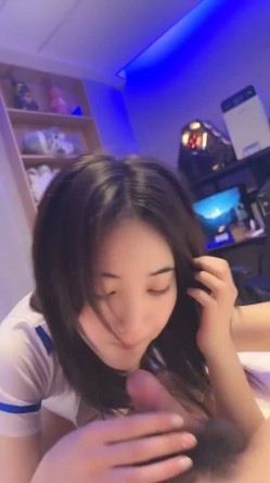 高颜值风骚学妹制服诱惑露脸被小哥蹂躏，揉奶抠逼玩弄口交大鸡巴，多体位蹂躏抽插，乖巧听话表情骚呻吟可射 截图15