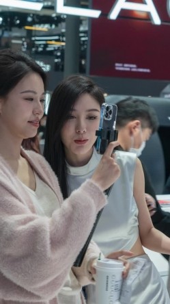 [超级裙底]最新2023上海车展各色美女模特 总有一款你喜欢 截图1
