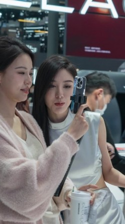 [超级裙底]最新2023上海车展各色美女模特 总有一款你喜欢 截图2