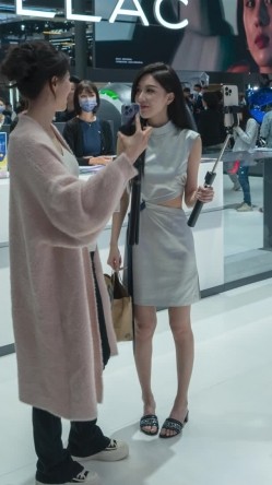 [超级裙底]最新2023上海车展各色美女模特 总有一款你喜欢 截图3