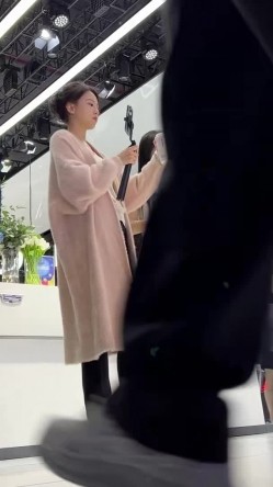 [超级裙底]最新2023上海车展各色美女模特 总有一款你喜欢 截图5