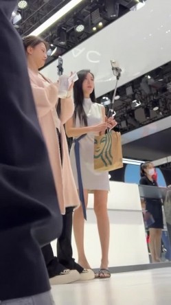 [超级裙底]最新2023上海车展各色美女模特 总有一款你喜欢 截图6