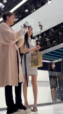 [超级裙底]最新2023上海车展各色美女模特 总有一款你喜欢 截图7
