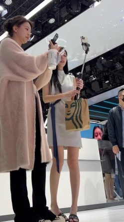 [超级裙底]最新2023上海车展各色美女模特 总有一款你喜欢 截图8
