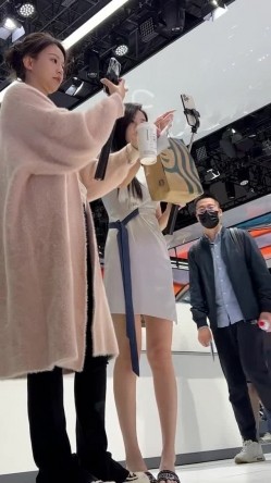 [超级裙底]最新2023上海车展各色美女模特 总有一款你喜欢 截图9