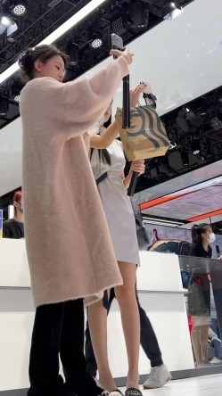 [超级裙底]最新2023上海车展各色美女模特 总有一款你喜欢 截图10