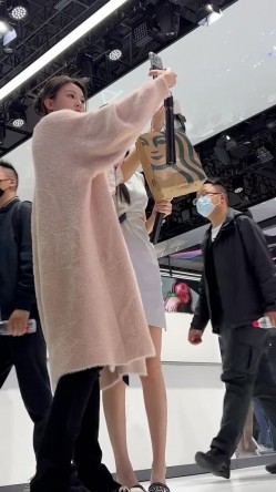 [超级裙底]最新2023上海车展各色美女模特 总有一款你喜欢 截图11