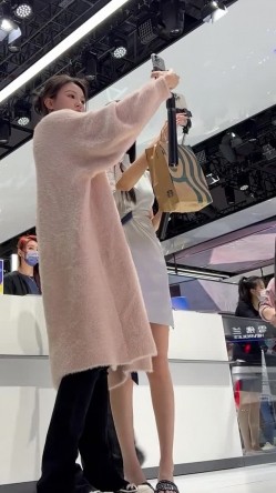 [超级裙底]最新2023上海车展各色美女模特 总有一款你喜欢 截图12
