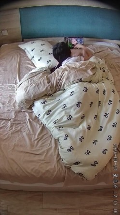 酒店偷拍学医的眼镜妹子被男友修剪阴毛后在他肚子上练习针灸提高他的性能力 截图12