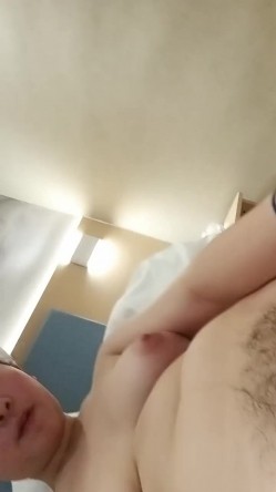 超赞【小洋柿子】清纯宛如邻家~巨乳粉穴道具嗨~无套啪啪 截图6